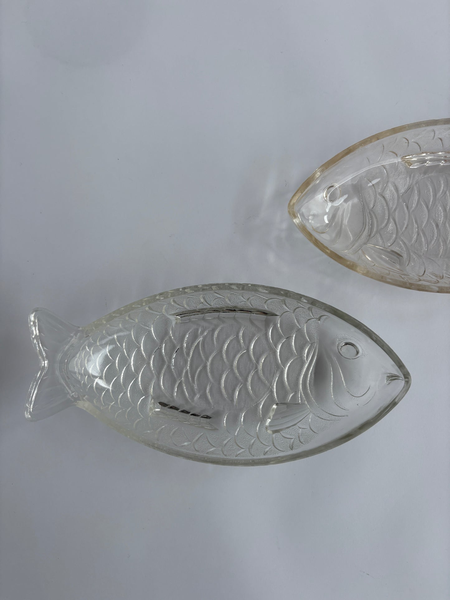 Set of 2 fish-shaped glass serving dishes