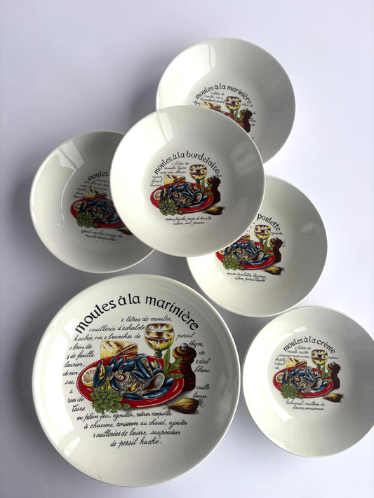 Set of 5 mussel plates with one large serving plate