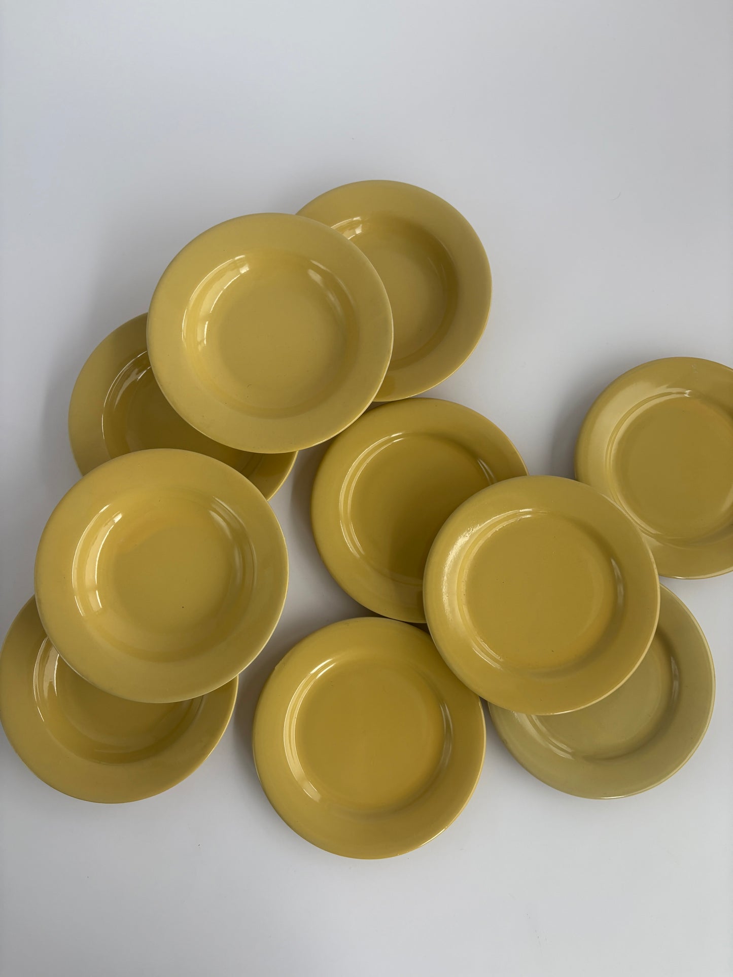 Set of 10 yellow plates