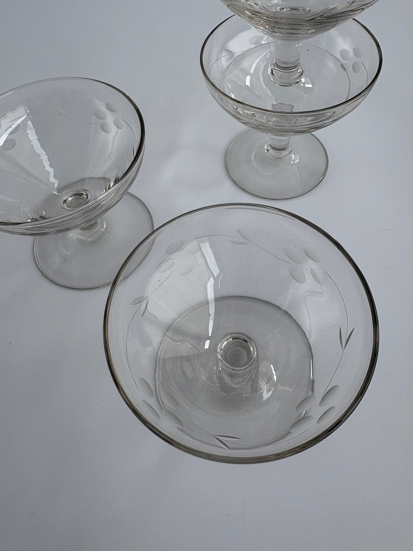 Set of 4 engraved coupe glasses