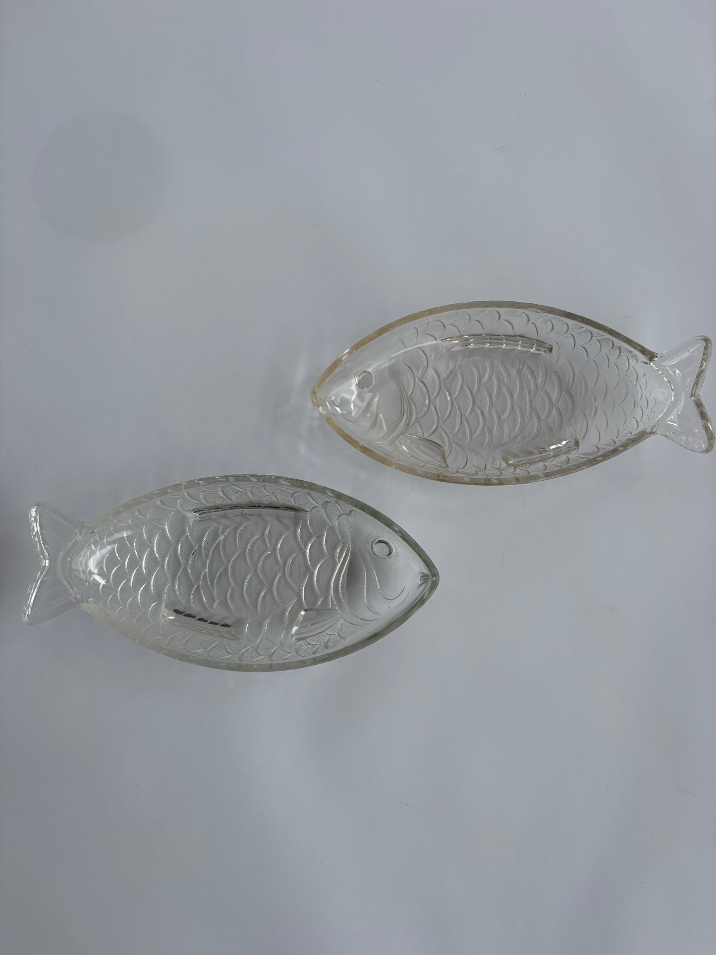 Set of 2 fish-shaped glass serving dishes