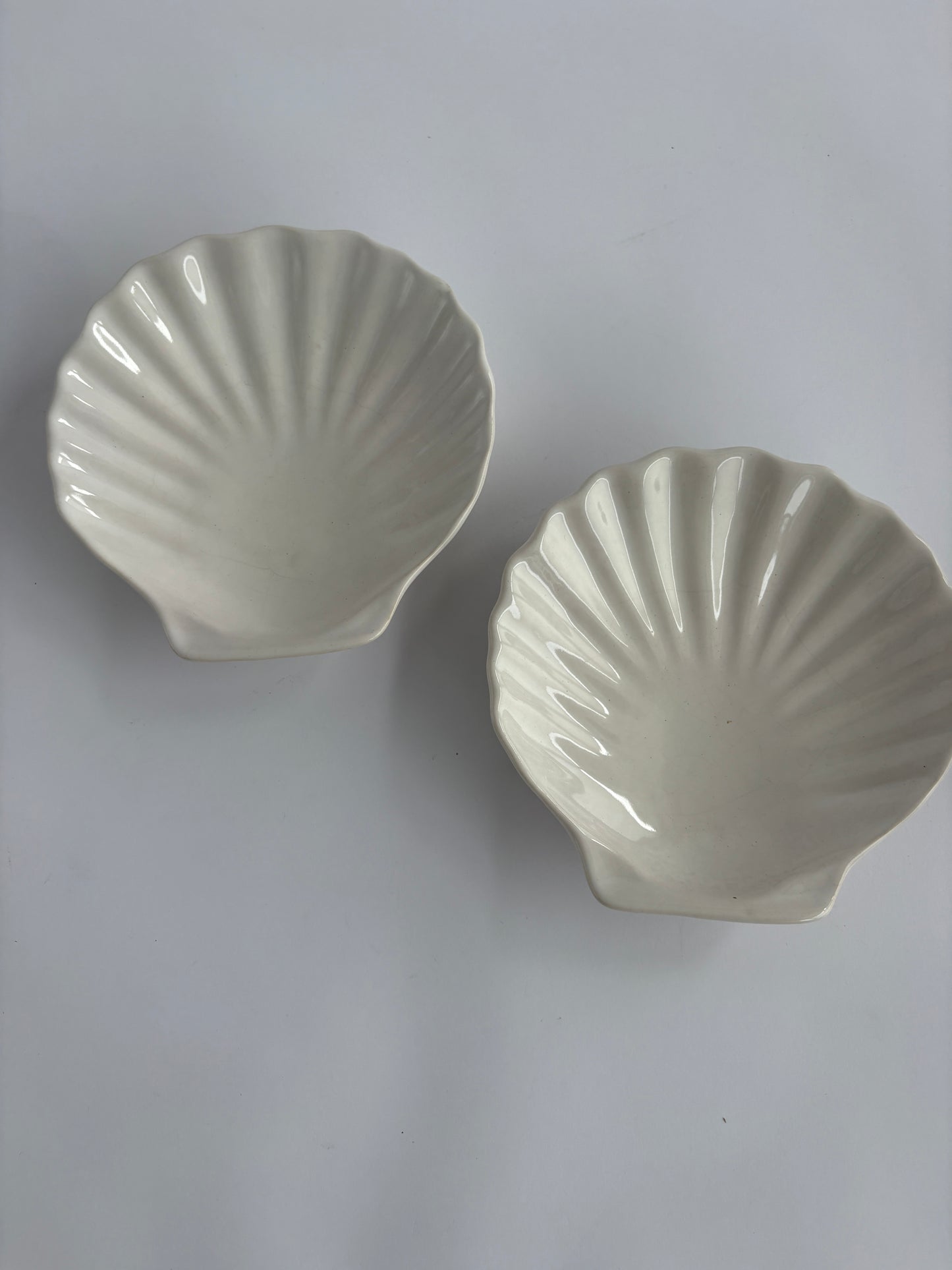 Set of 2 shell shaped serving bowls