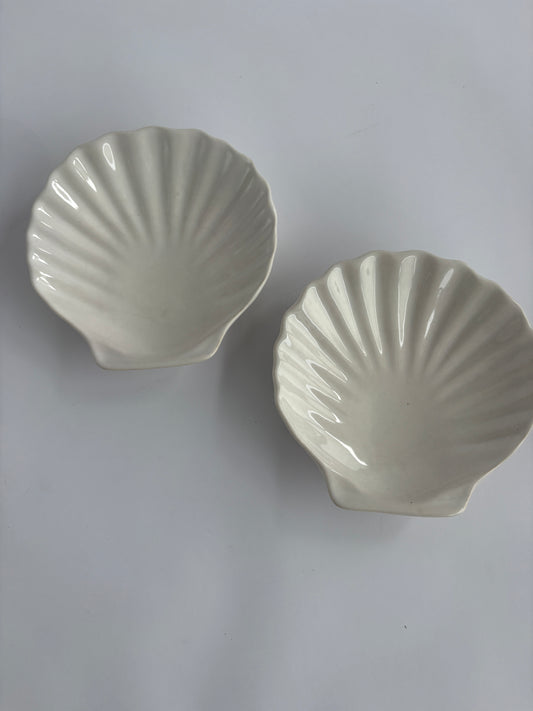 Set of 2 shell shaped serving bowls