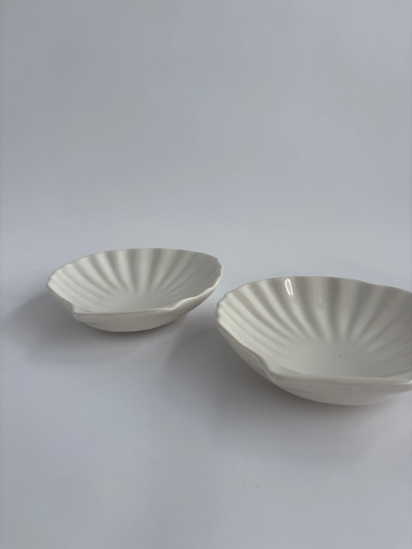 Set of 2 shell shaped serving bowls