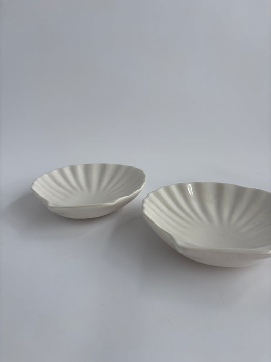 Set of 2 shell shaped serving bowls