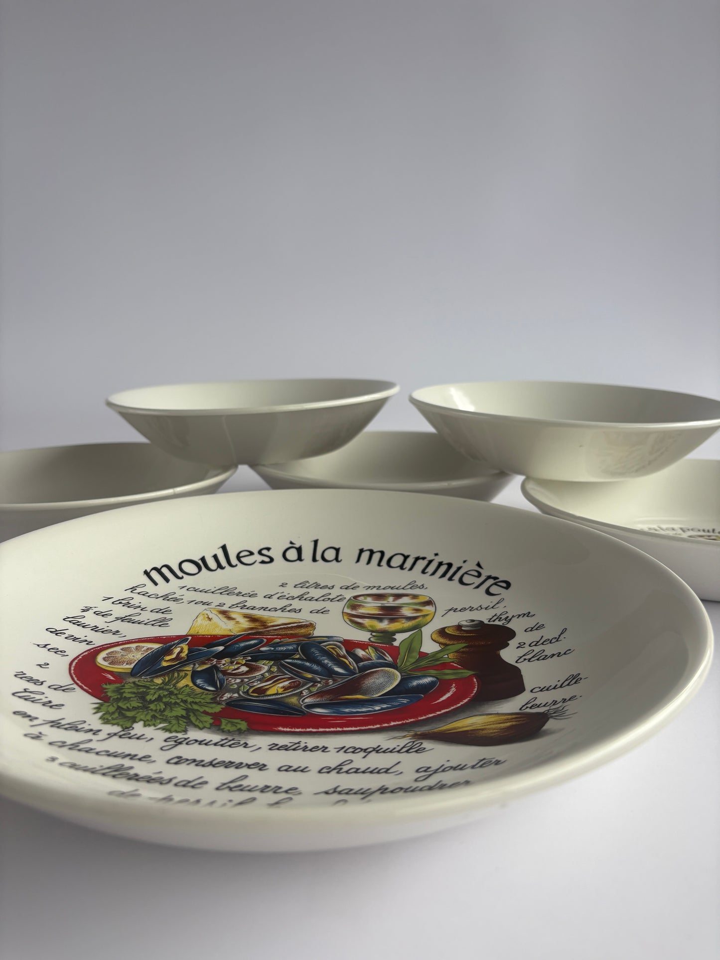 Set of 5 mussel plates with one large serving plate