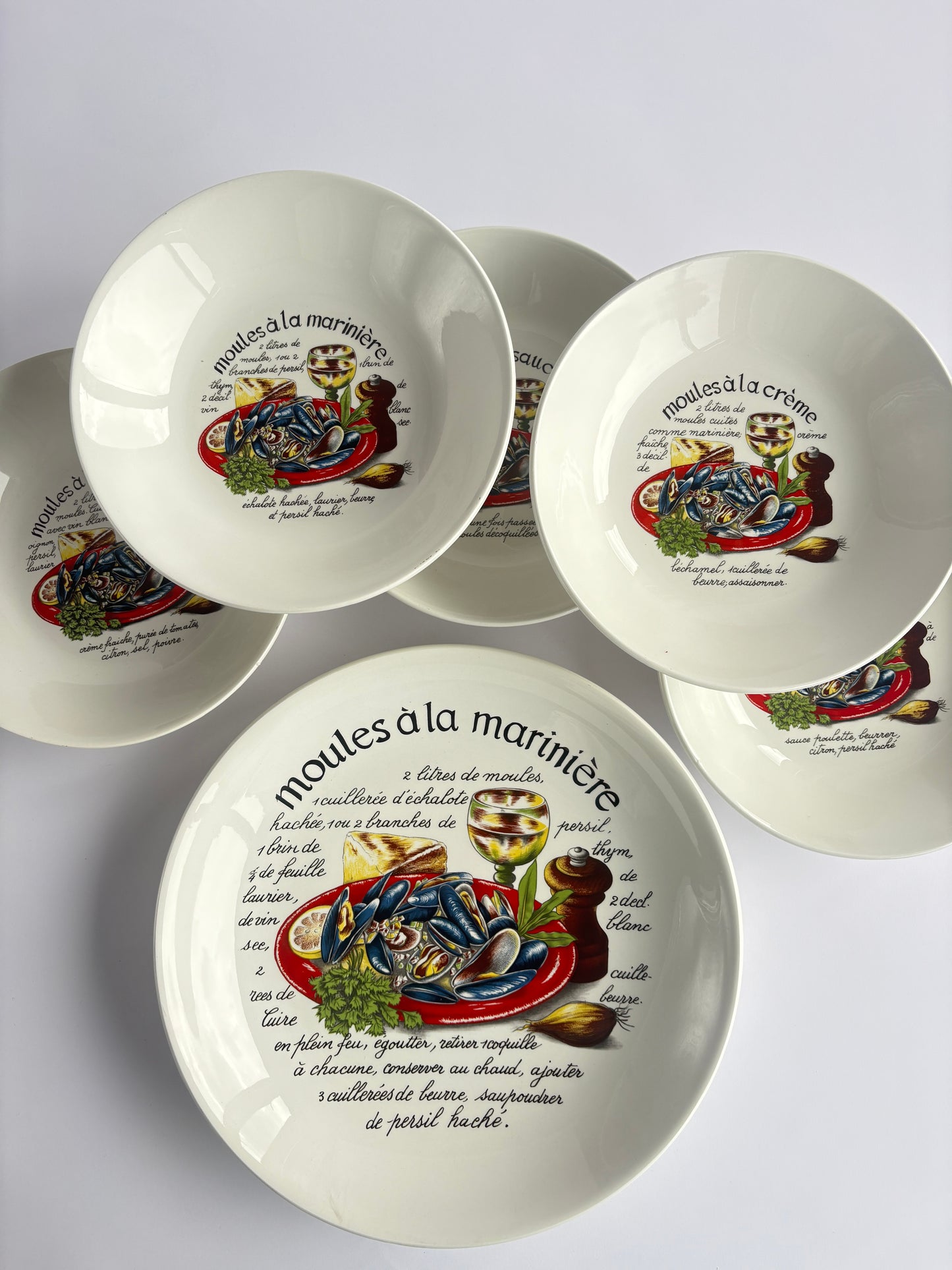 Set of 5 mussel plates with one large serving plate