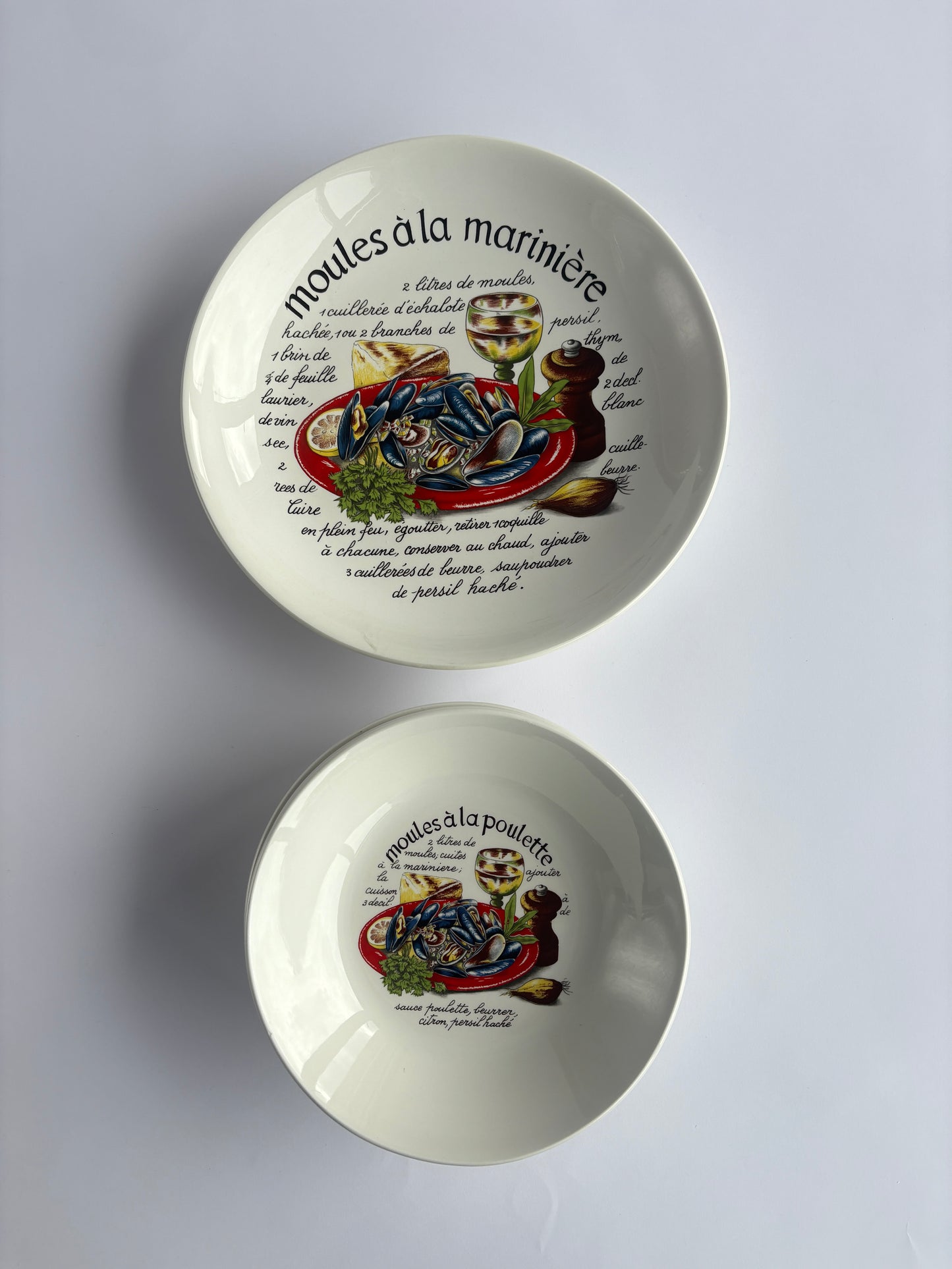 Set of 5 mussel plates with one large serving plate