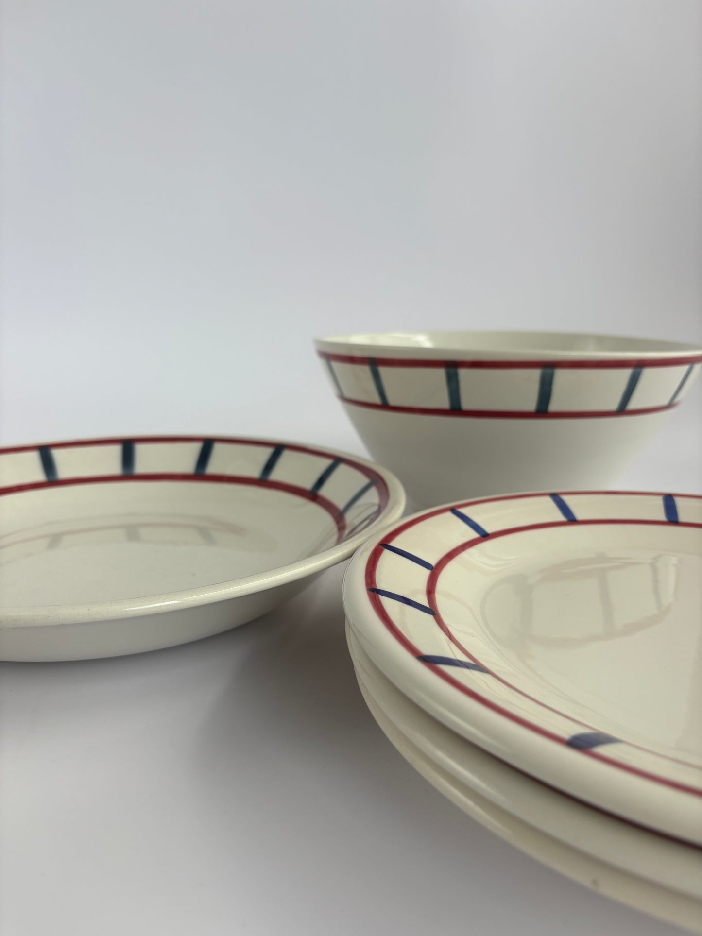 Set of 2 serving dishes with blue and red pattern