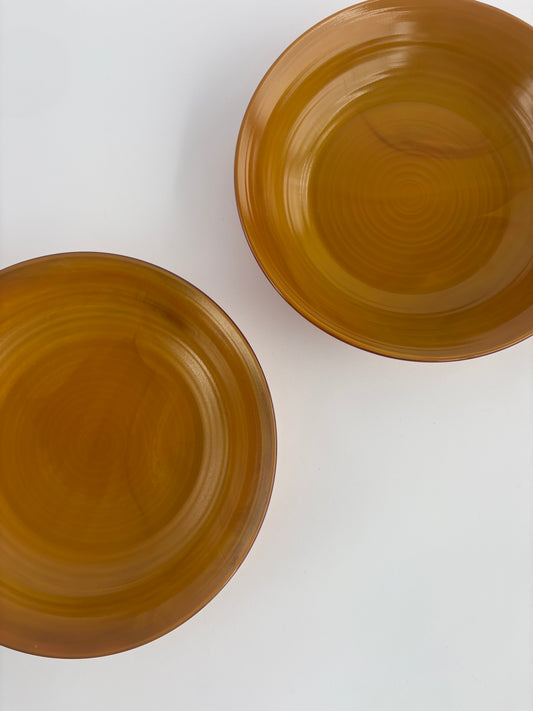 Round serving bowl in caramel