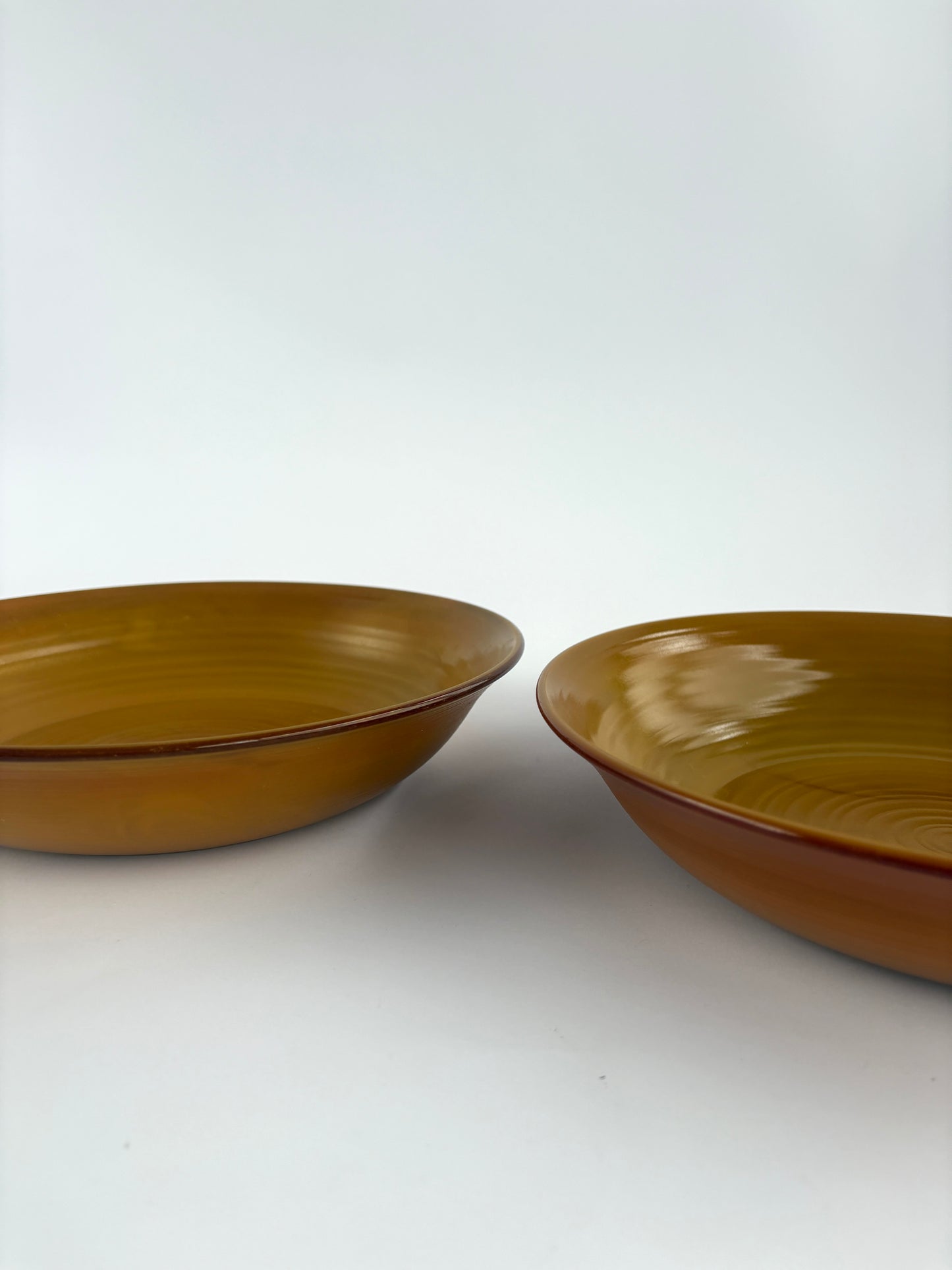 Round serving bowl in caramel