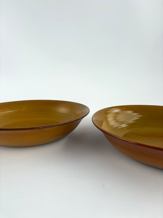 Round serving bowl in caramel
