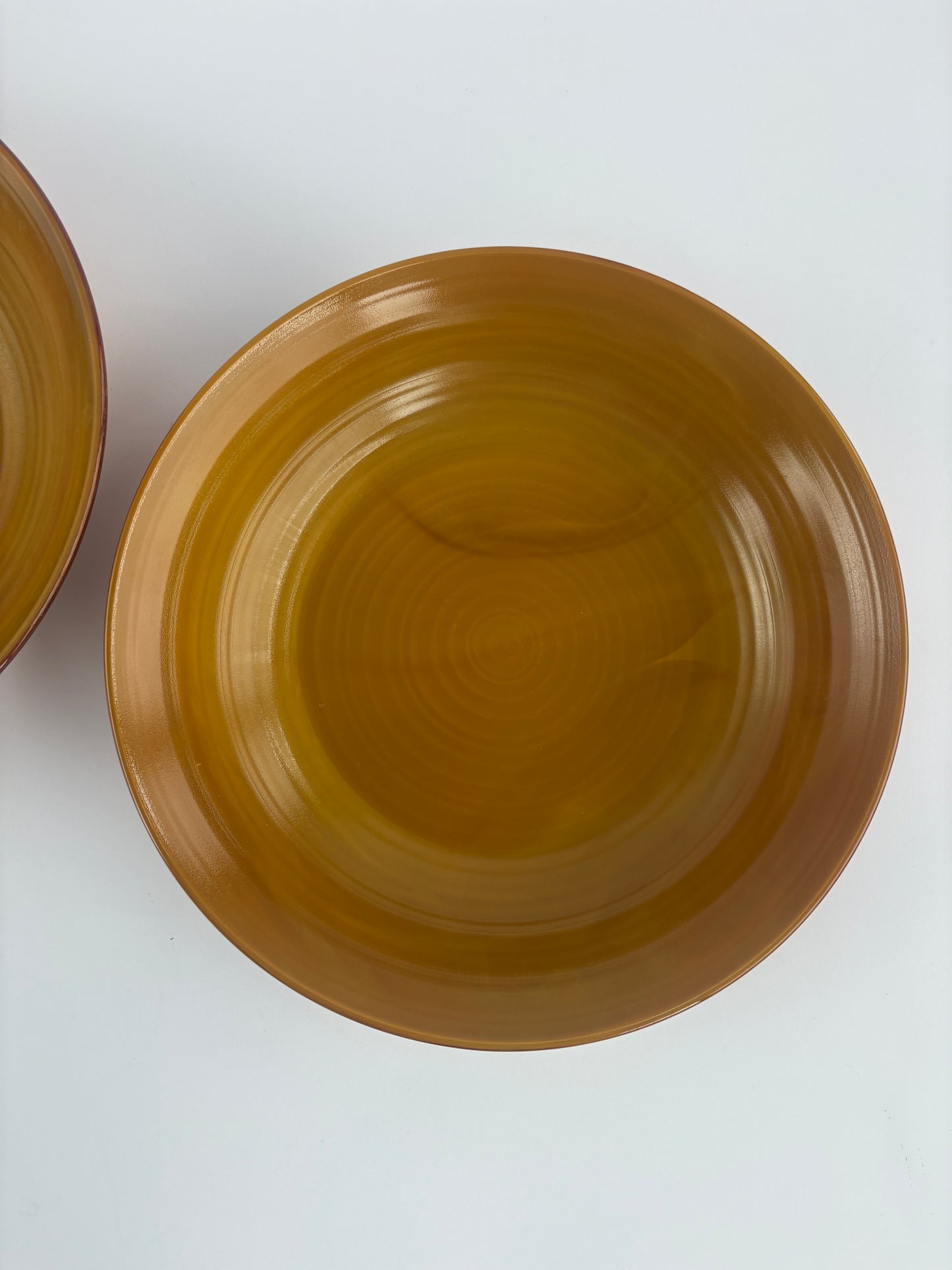 Round serving bowl in caramel