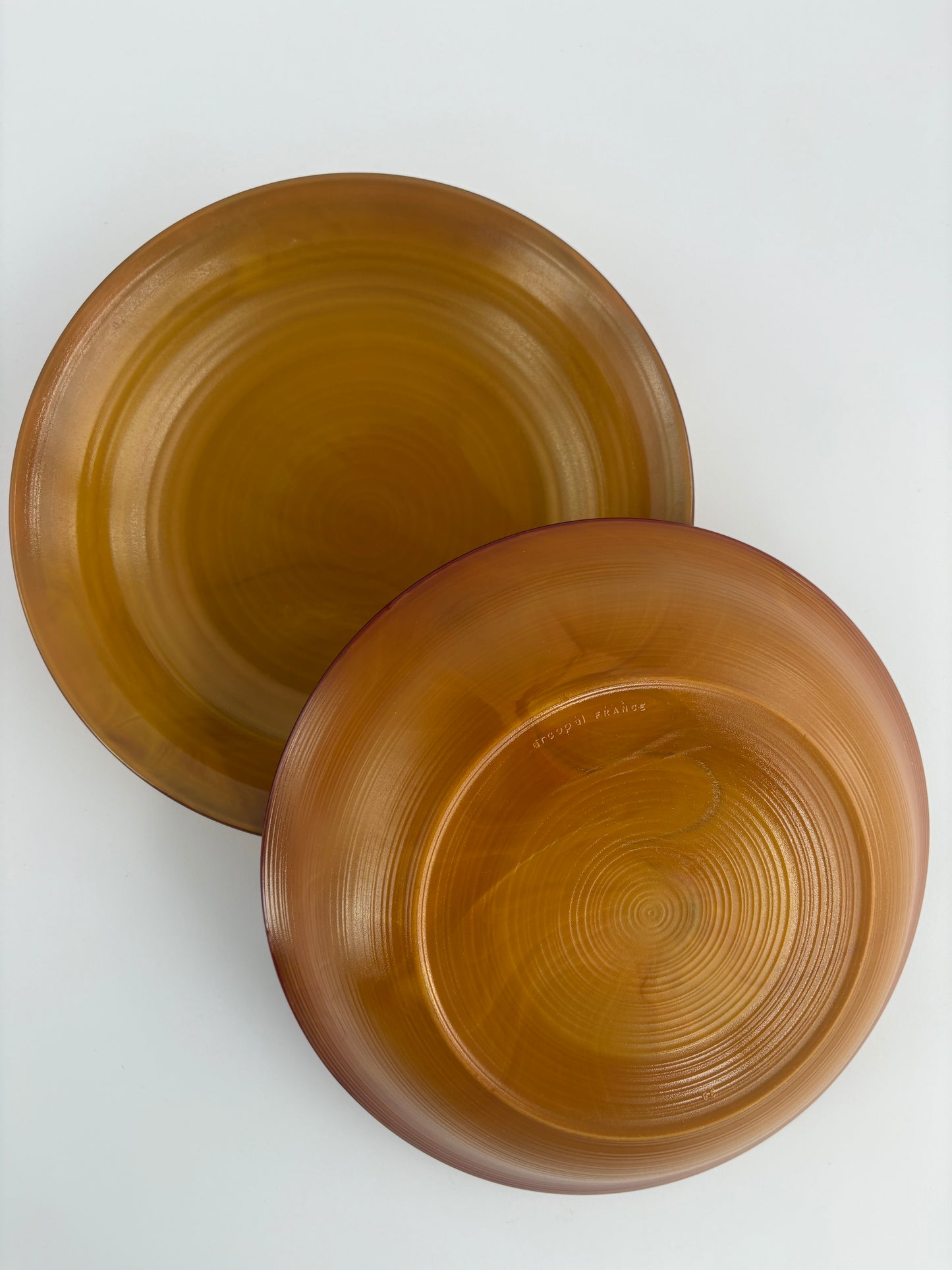 Round serving bowl in caramel