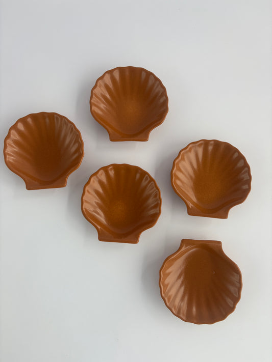 Set of 5 coquille-shaped serving dishes