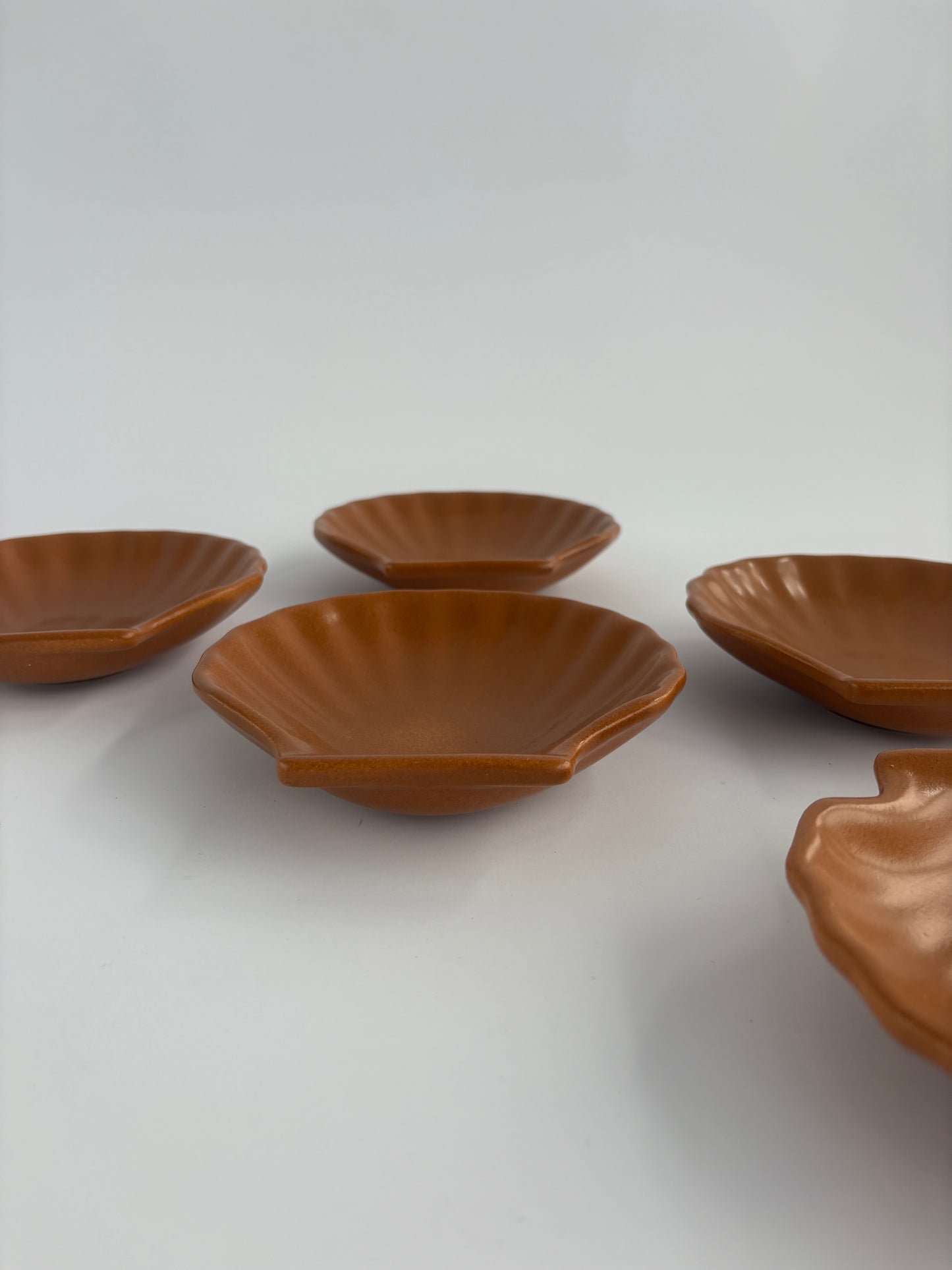 Set of 5 coquille-shaped serving dishes