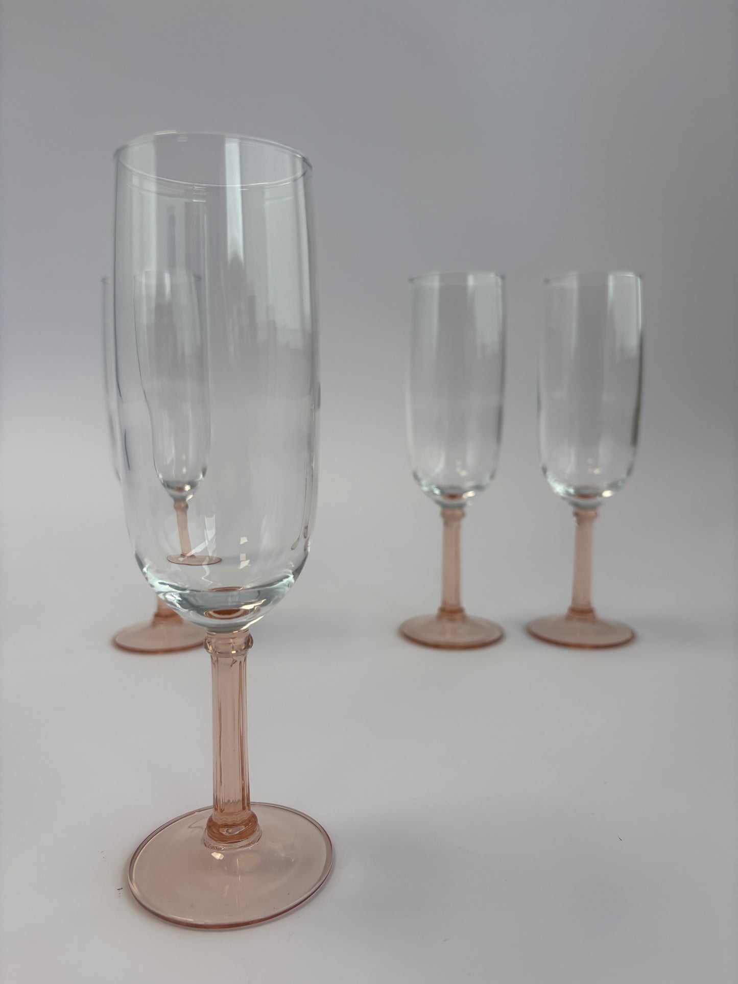 Set of 4 champagne glasses with pink stems
