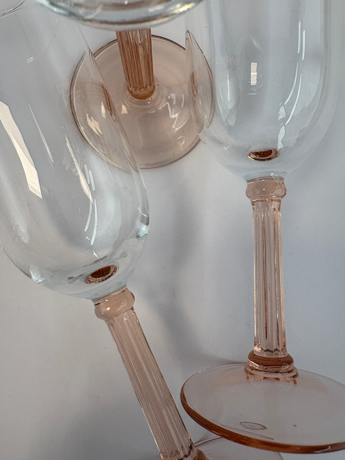 Set of 4 champagne glasses with pink stems