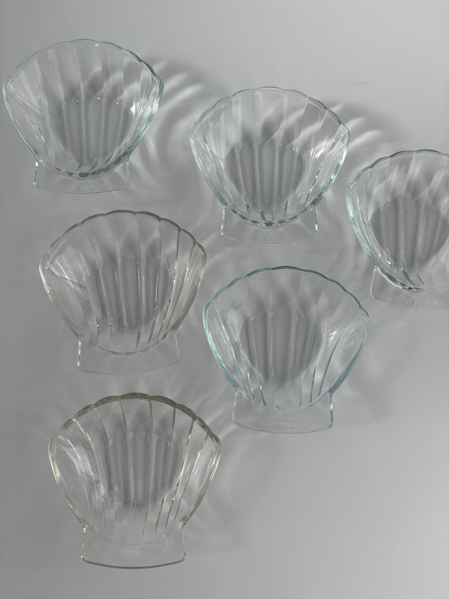 Set of 2 glass shell bowl