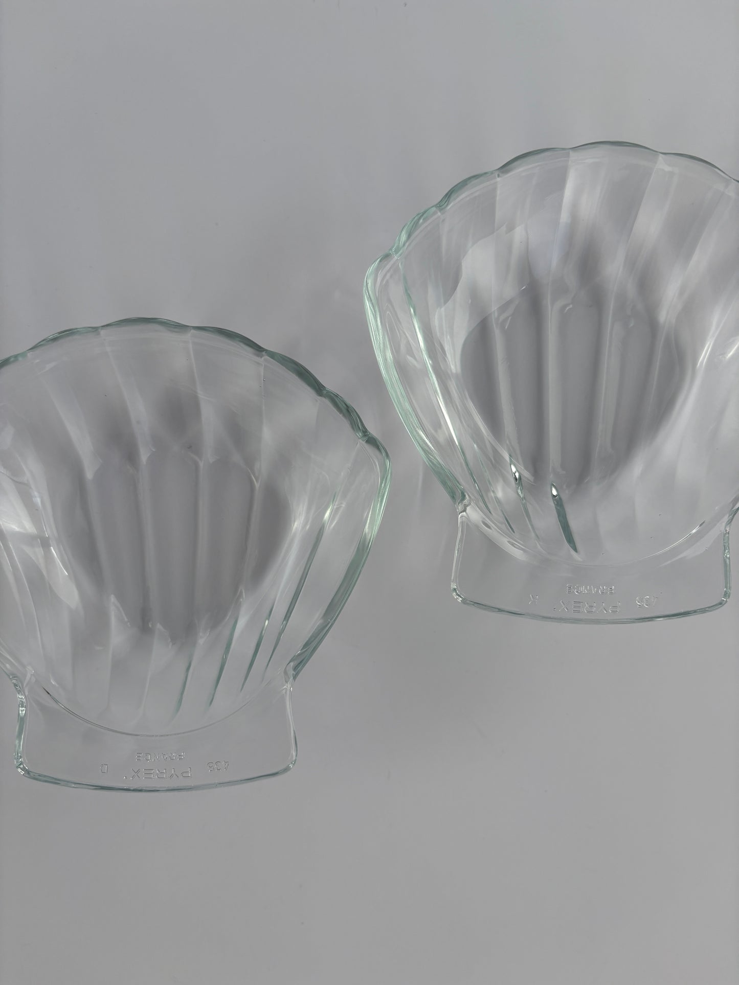 Set of 2 glass shell bowl