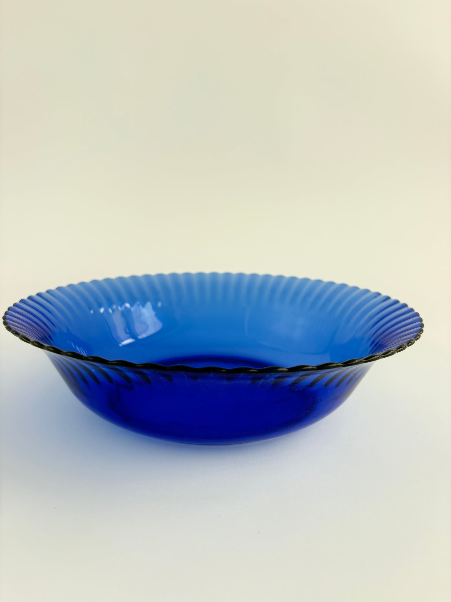 Set of 4 deep plates and 1 serving bowl