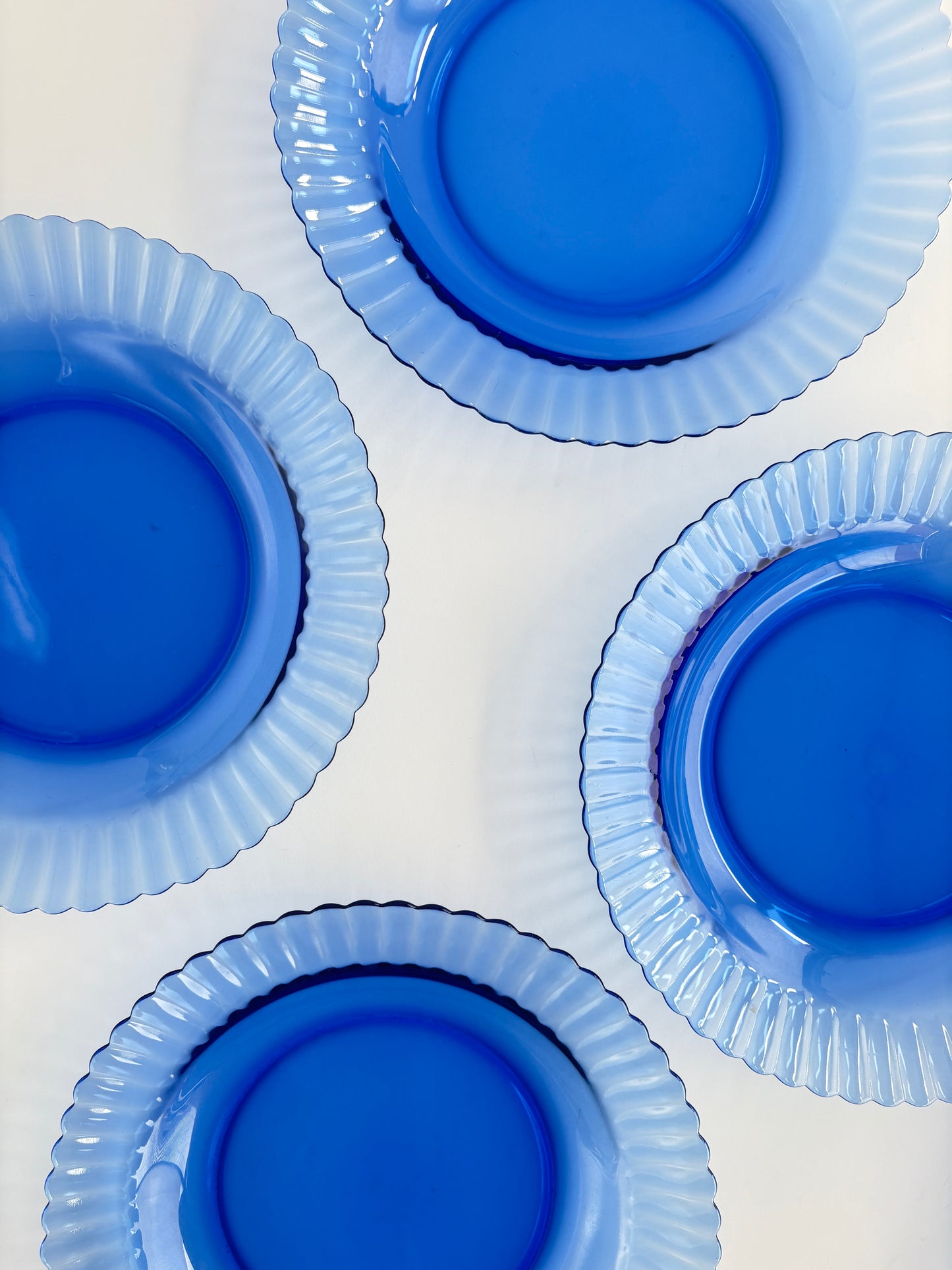 Set of 4 deep plates and 1 serving bowl