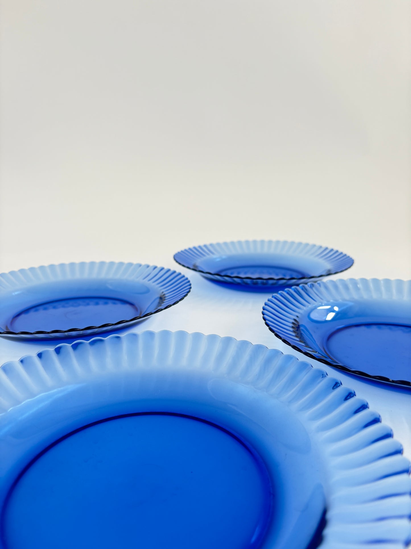 Set of 4 deep plates and 1 serving bowl
